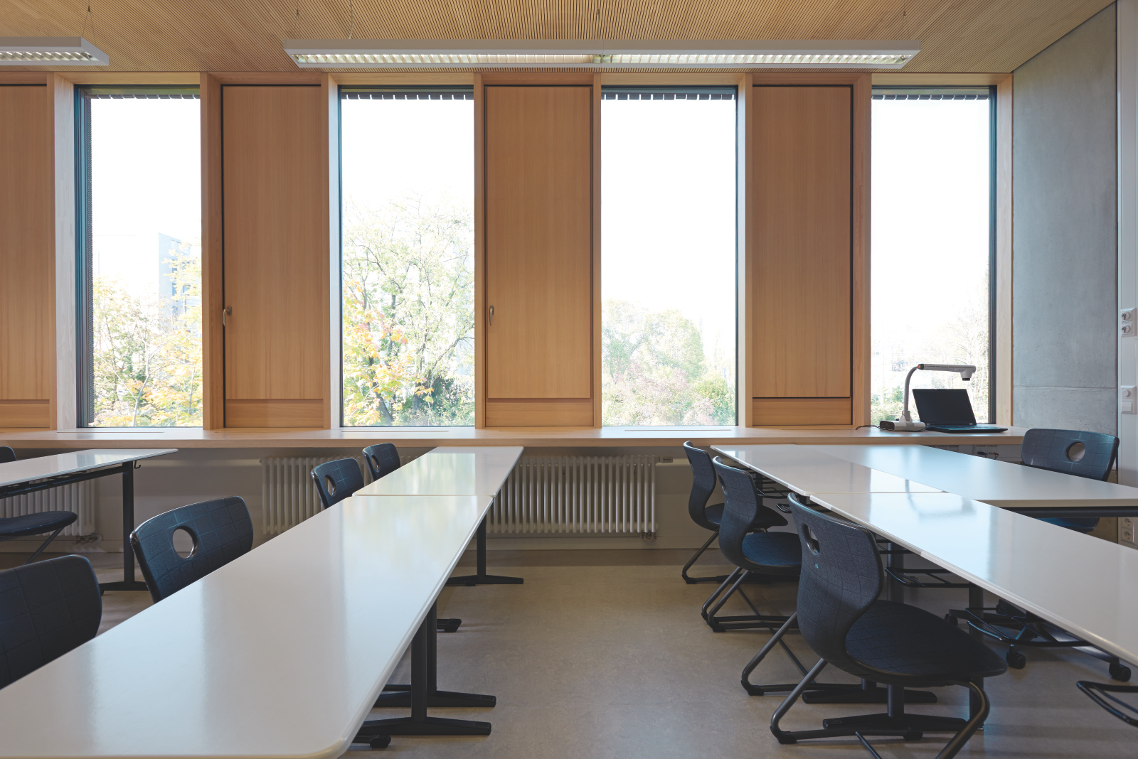 Zehnder_RAD_charleston_3050_58_RAL9016_ww_klassenzimmer_1 Reference Zehnder Charleston Decorative radiator Front view